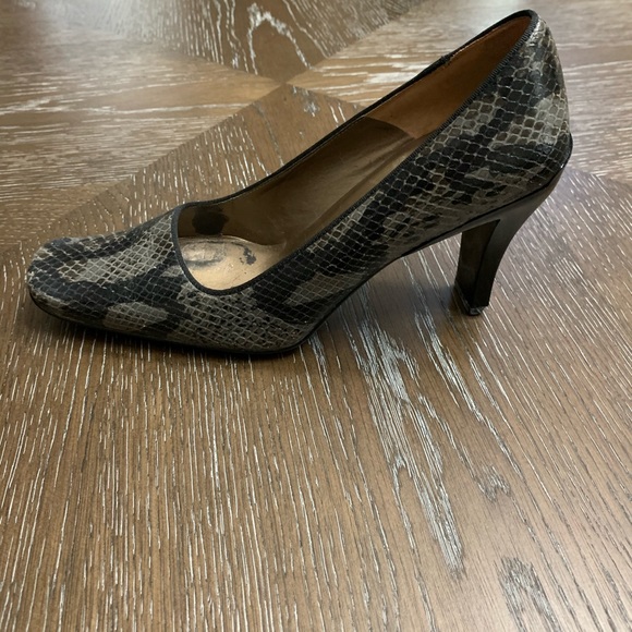 Vintage 90’s Enzo Angiolini gray snakeskin heels - Picture 7 of 15